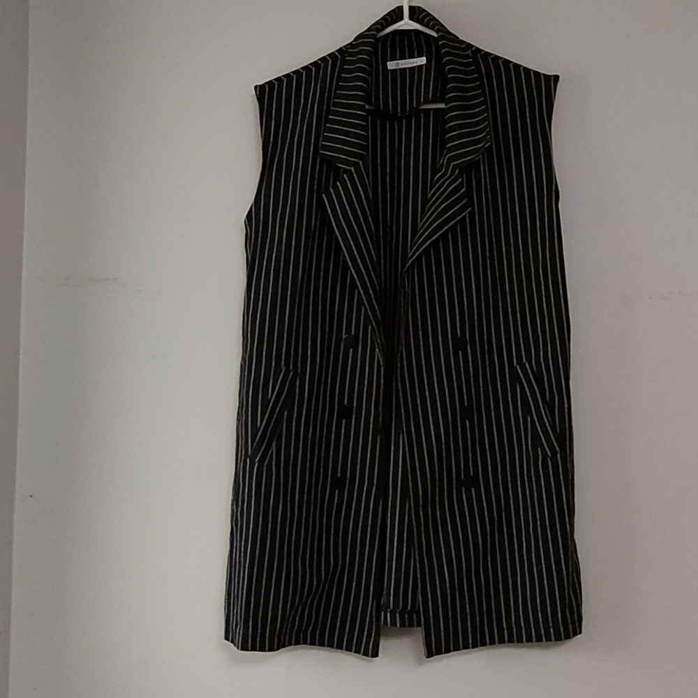 Sleeveless blazer